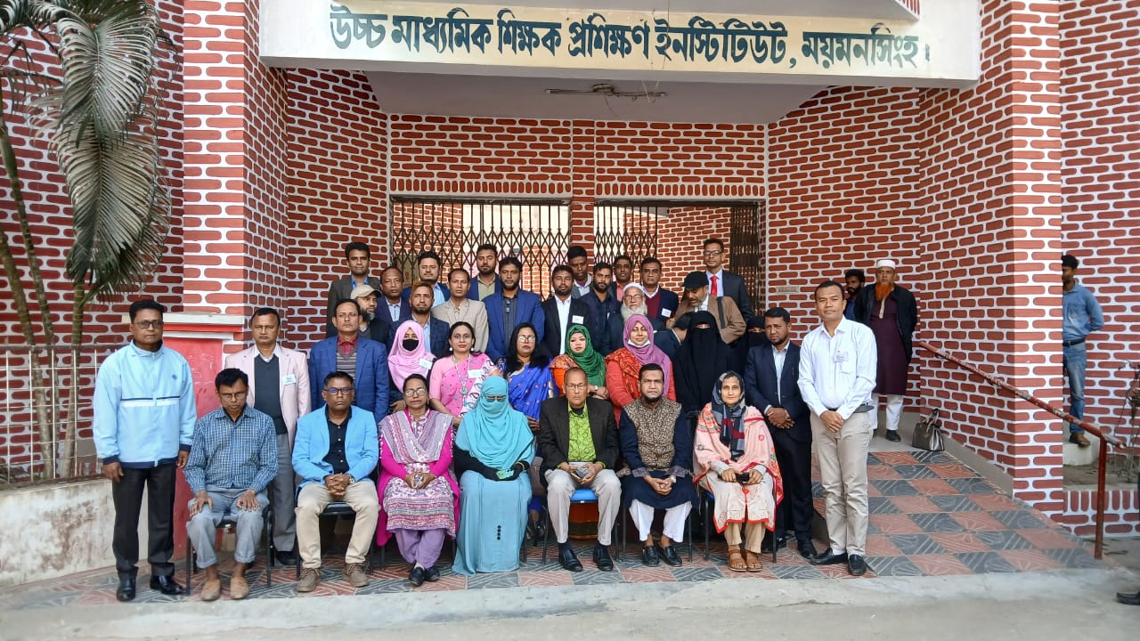 শিক্ষার্থীদের সাথে মনজুরুল হক